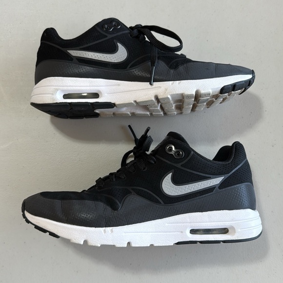 Nike Air Max Women’s Black Sneakers size 8 - Picture 3 of 5